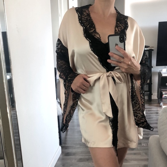 Victoria’s Secret Kimono Robe Lingerie Loungewear Cream Satin Black Lace S - Picture 2 of 9